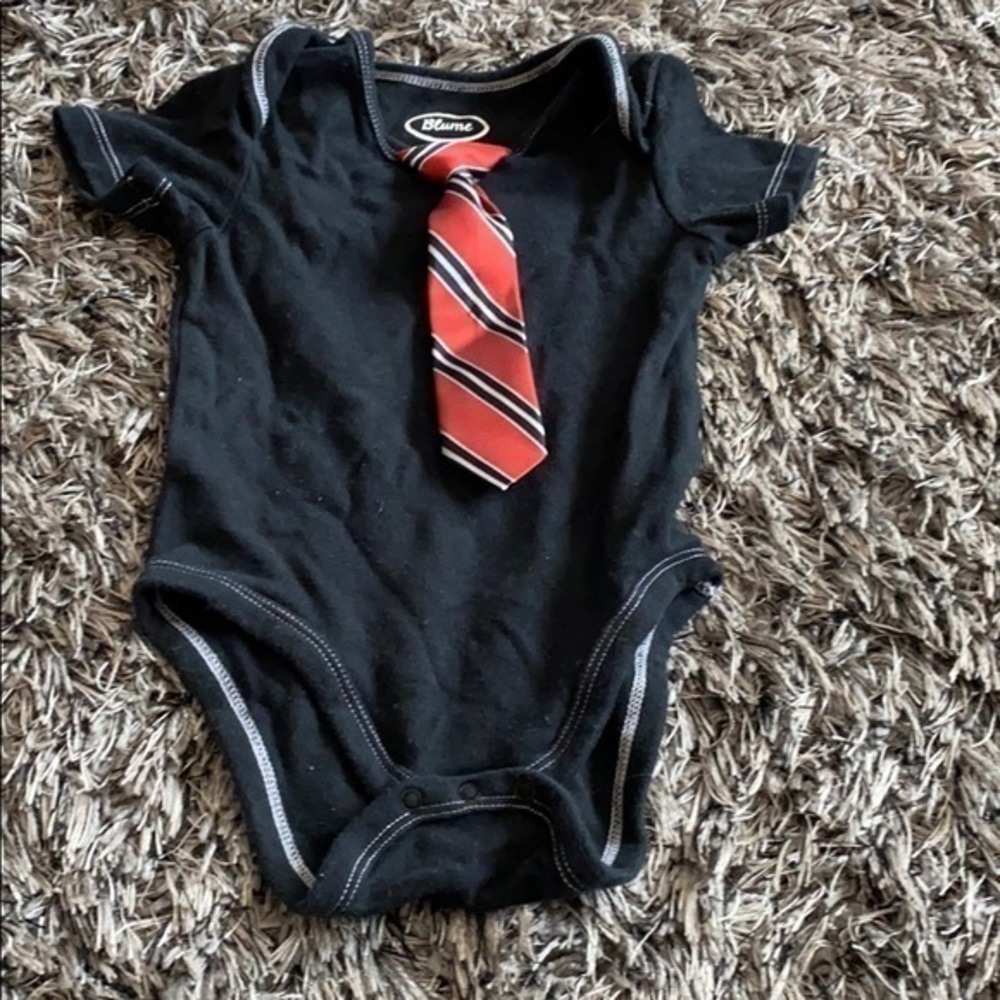 Blume neck tie onsie 12 months EUC. Infant suit.